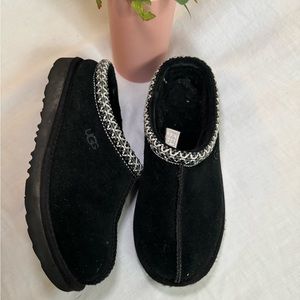 UGG SLIPPERS size 4